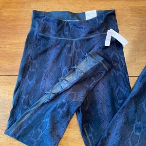 NWT- VS Incredible Essential Leggings